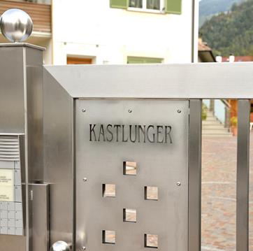 einfahrtstor-mit-namensgravur